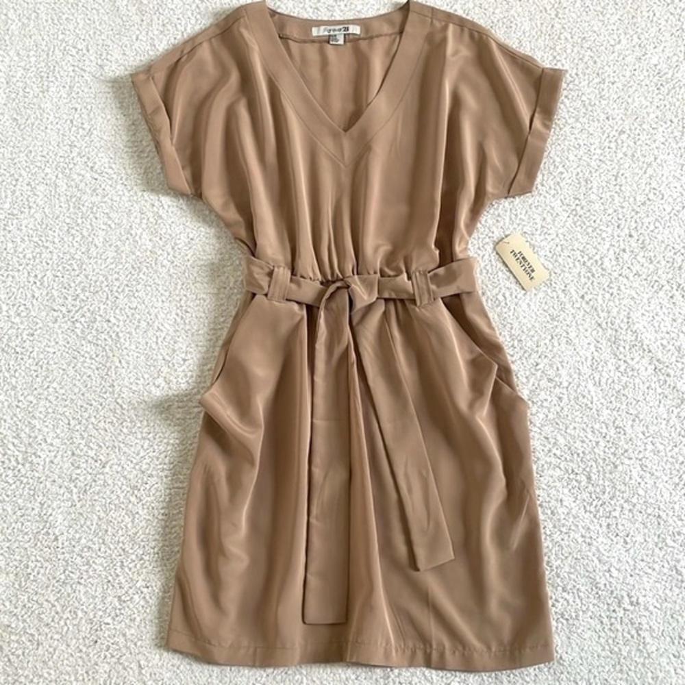 FOREVER 21 V- NECK, SHORT SLEEVE, ELASTIC WAIST BELTED DRESS